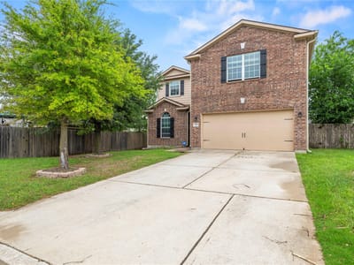 Living area at 105 J E Brown Ln - 5 bed 2 bath home