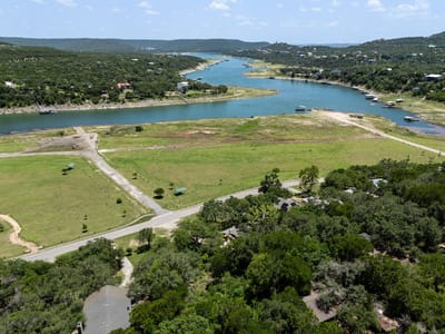 Living area at 10506 Lakeside DR - Retirement Village Amd 7a&81a, Jonestown, TX