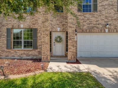 Living area at 106 Justin Leonard DR - 4 bed 2 bath home