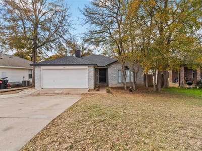 Living area at 106 Shadow Wood TRL - 3 bed 2 bath home
