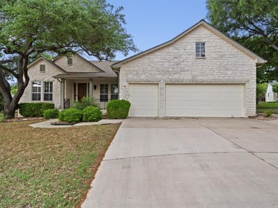 Living area at 106 Swallowtail Cir - 3 bed 2 bath home