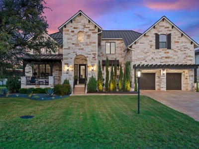 Living area at 107 Bisset Ct - 4 bed 3 bath home