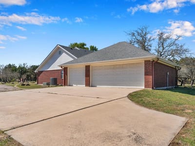 Living area at 107 N Oak Vista Dr - 4 bed 2 bath home