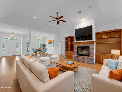 Primary bedroom at 107 N Oak Vista Dr - 4 bed 2 bath home