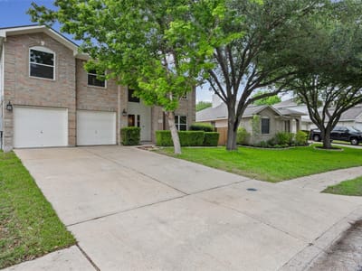 Living area at 107 Pheasant RDG - 5 bed 3 bath home