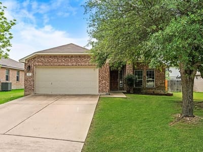 Living area at 107 S Treasure Oaks Dr - 4 bed 2 bath home