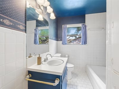 Primary bedroom at 107 W Holland ST - 3 bed 1 bath home