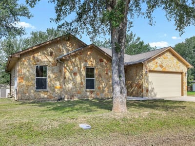 Living area at 108 Pohakuloa DR - 3 bed 2 bath home
