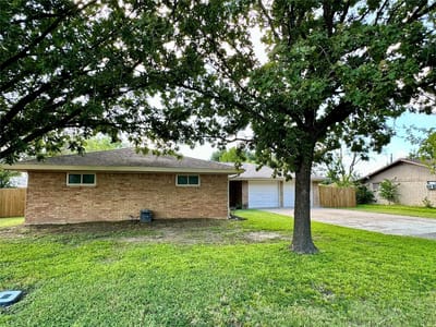 Living area at 108 S Sunshine Ln - 3 bed 2 bath home