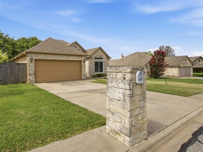 Living area at 109 Cailin CT - 3 bed 2 bath home