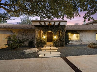 Living area at 11 Ehrlich Rd - 6 bed 5 bath home