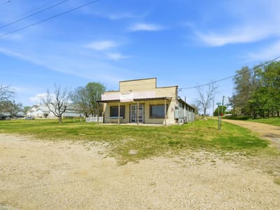 Living area at 110 County Road 421 - Abigail Fokes, Thorndale, TX