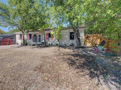 Living area at 110 W Saint Johns Ave - 5 bed 1 bath home