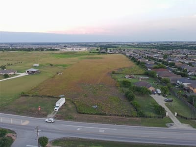 Living area at 1100 County Road 313 - Isaac Bunker Survey, A-54, Jarrell, TX