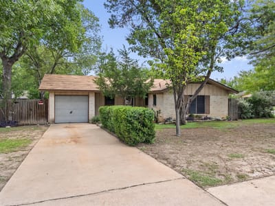 Living area at 1100 S Trace DR - 3 bed 2 bath home