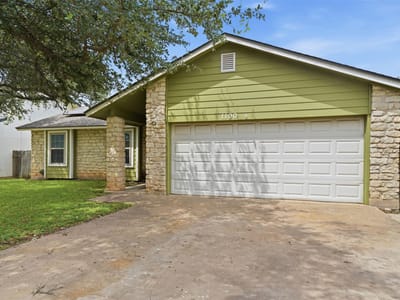 Living area at 1100 York Castle DR - 3 bed 2 bath home