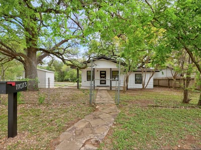 Living area at 11013 Travis DR - 1 bed 1 bath home