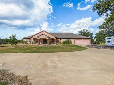 Living area at 1102 Private Road 2332 - 5 bed 3 bath home