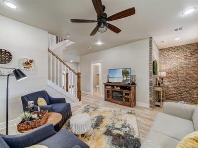 Living area at 1103 Farm ST - 3 bed 2 bath home