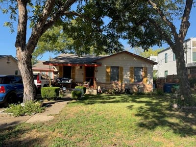 Photo 3 of 18 at 1106 Justin LN - 2 bed 1 bath home