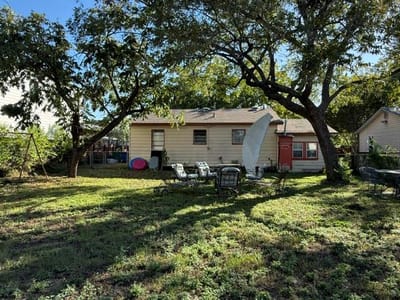 Photo 4 of 18 at 1106 Justin LN - 2 bed 1 bath home