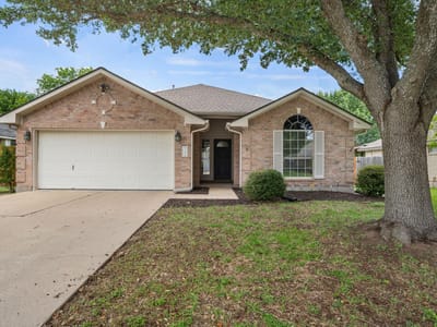 Living area at 1106 Woodview DR - 3 bed 2 bath home