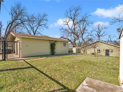 Living area at 1108 S Lakeside Dr - 3 bed 2 bath home