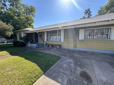 Living area at 1109 Gray DR - 3 bed 1 bath home