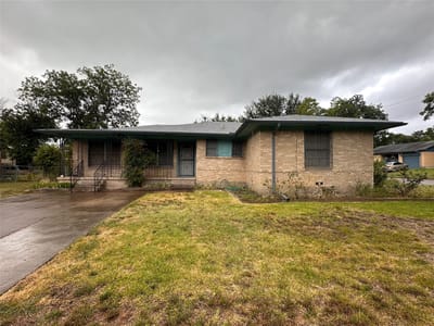 Living area at 1110 Searcy DR - 3 bed 1 bath home