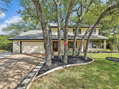 Living area at 11105 Wintergreen HL - 5 bed 3 bath home
