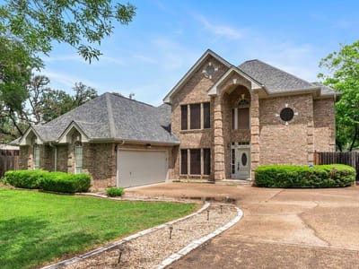 Living area at 11115 Shady Hollow Dr - 4 bed 3 bath home