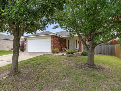 Living area at 1113 Burgess DR - 3 bed 2 bath home