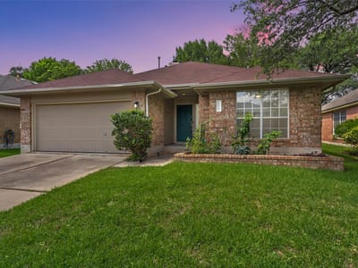 Living area at 1114 Briargate DR - 3 bed 2 bath home