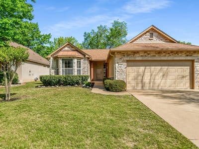Living area at 112 Bluebell Dr - 2 bed 2 bath home