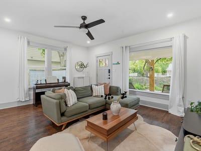 Living area at 1122 Gunter ST - 2 bed 1 bath home