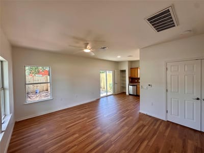 Living area at 1122 Mansell Ave - 2 bed 1 bath home
