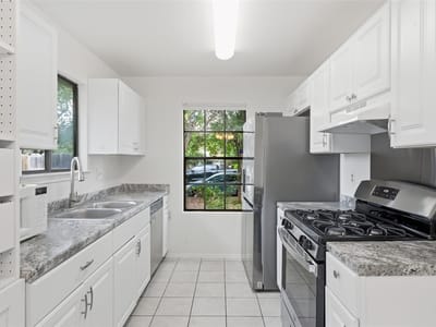 Photo 3 of 16 at 1124 Greenbriar LOOP - 4 bed 2 bath home