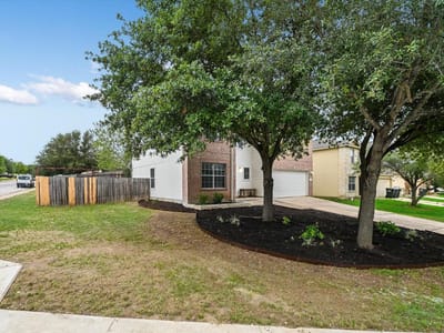 Living area at 113 Sawgrass Cir - 4 bed 2 bath home