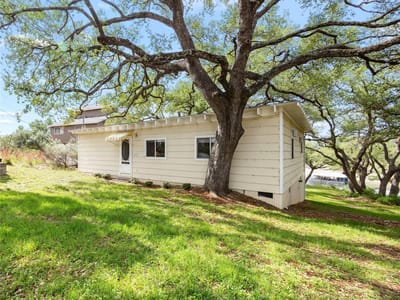 Living area at 1131 Edgewater DR - 2 bed 1 bath home