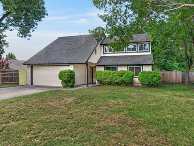 Living area at 11401 Windermere Mdw - 4 bed 2 bath home