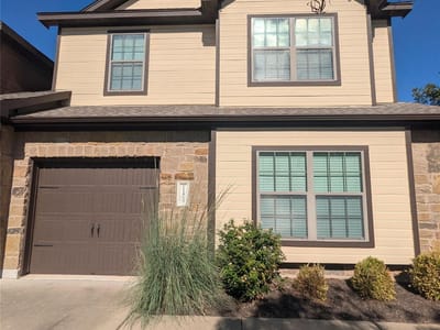 Living area at 11433 Lost Maples Trl - 3 bed 2 bath home
