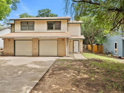 Living area at 11435 Ptarmigan DR - Quail Hollow Sec 04, Austin, TX