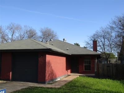Living area at 11443 Ptarmigan Dr - Quail Hollow Sec 04, Austin, TX