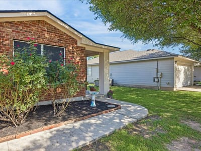 Living area at 116 Quail Hollow DR - 3 bed 2 bath home
