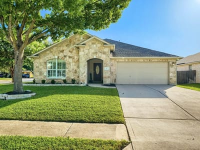 Living area at 117 Walnut Creek DR - 3 bed 2 bath home