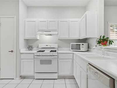 Primary bedroom at 117 Whitewing WAY - 2 bed 2 bath home