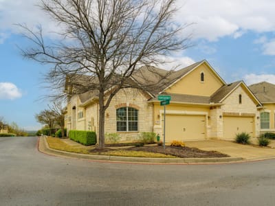 Living area at 118 Perpetuation Dr - 3 bed 3 bath home