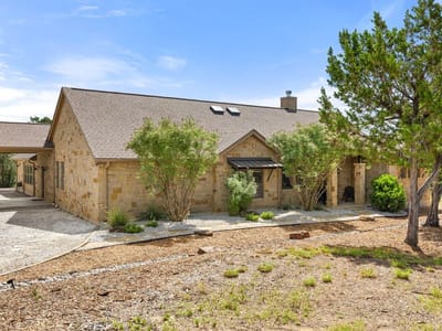 Living area at 11842 Rim Rock TRL - Rim Rock Subdivision, Austin, TX