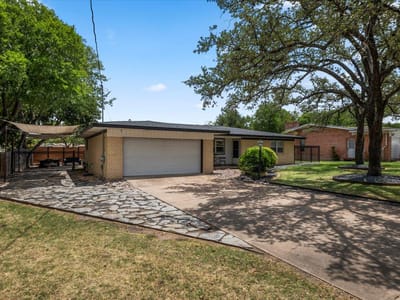 Living area at 11901 Oak TRL - 3 bed 2 bath home