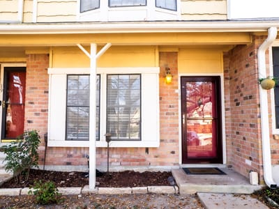 Living area at 11901 Swearingen Dr Unit #18-D - 2 bed 2 bath home